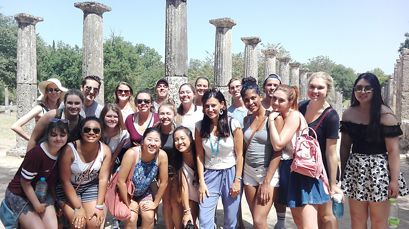 Con estudiantes de la Univ. de Loyola California en Olimpia