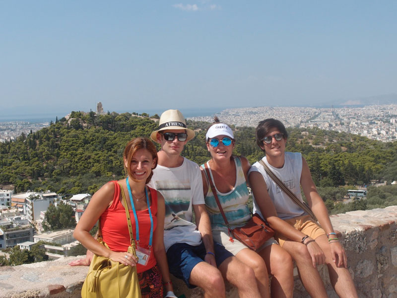 En la Acrópolis, con una familia catalana