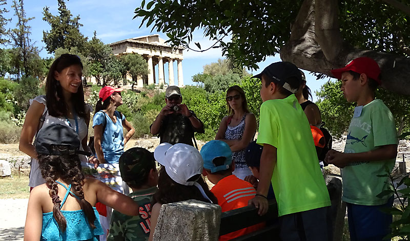 Junto al templo de Hefesto, con familias
